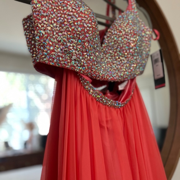 La Femme Prom Dress - Picture 5 of 16